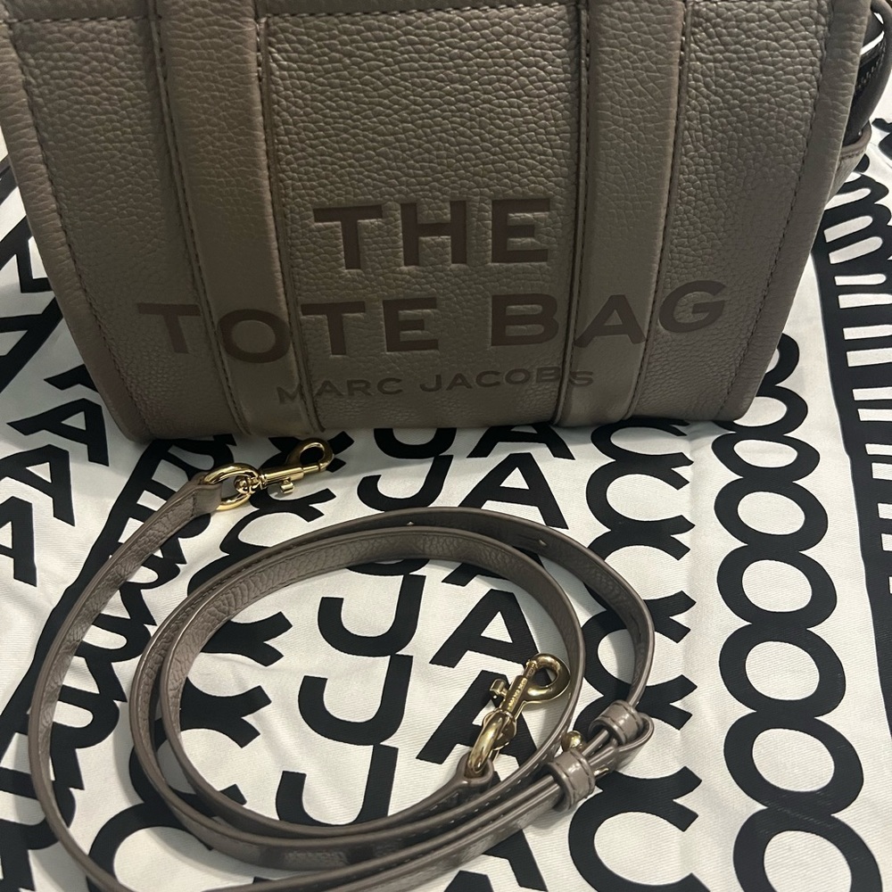 Marc Jacob’s like new THE LEATHER MINI TOTE BAG in cement color w/dust bag